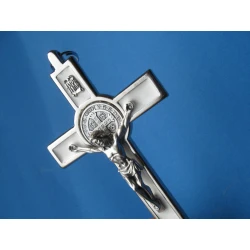 Krzyż metalowy z medalem Św.Benedykta 12 cm.Wersja Lux biały